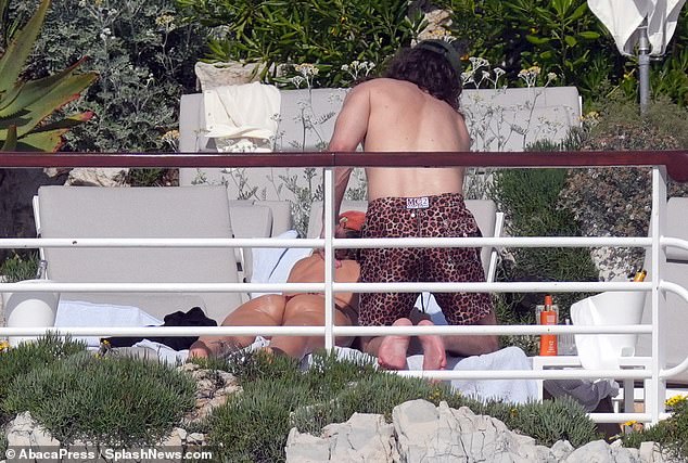 Nakon što je njezin muškarac ustao i zabio ljubavnu ljubav losionom