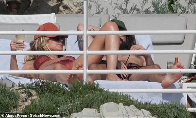 Model je također viđen kako stavlja ruke na gaćice svog partnera