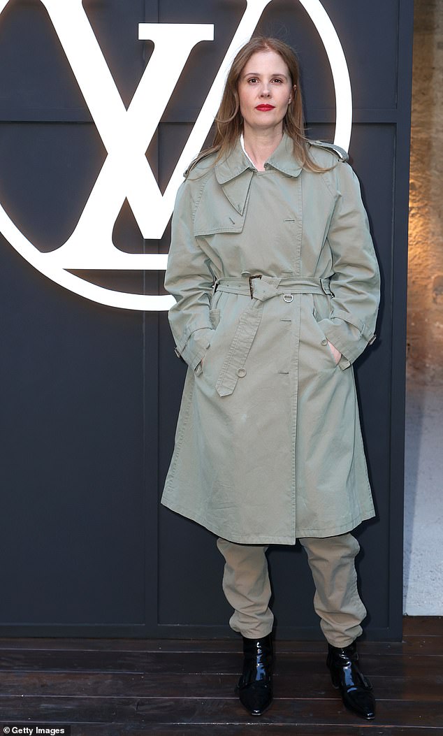 Francuska modna dizajnerica Justine Triet izgledala je bez napora u zelenom kaputu