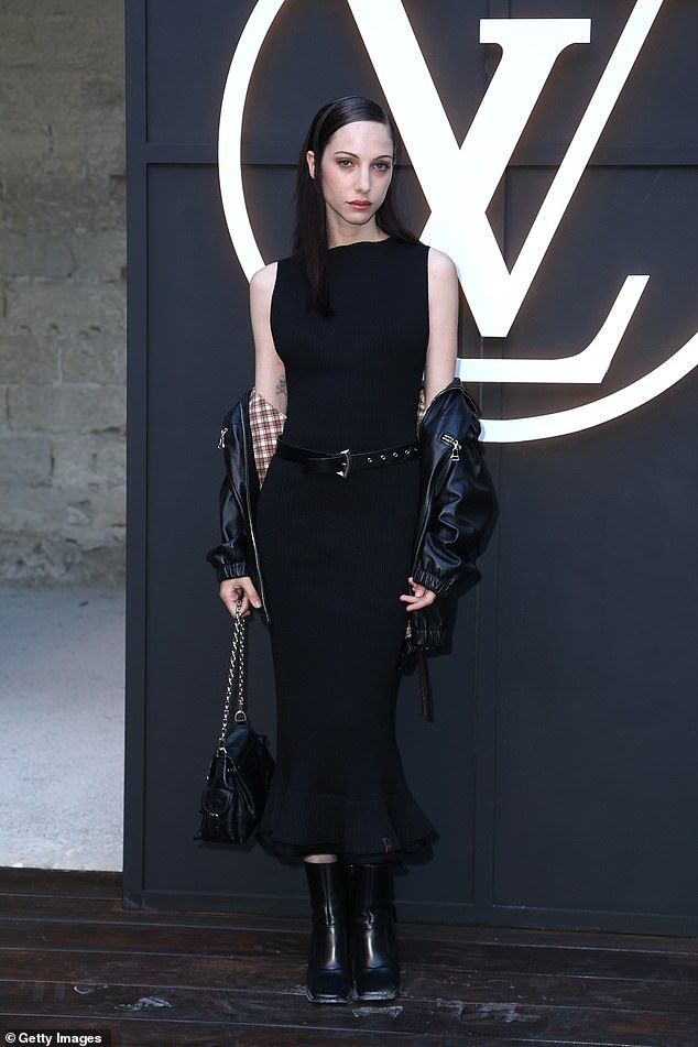 Devon Ross izašao je u potpuno crnoj ansamblu dok se pridružila gostima na showu piste