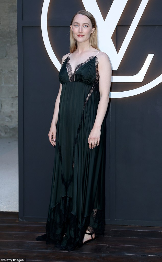 Također je prisustvovala irska glumica Saoirse (31) koja je izrezala elegantnu figuru u crnoj svilenoj haljini ukrašenoj čipkastim detaljima