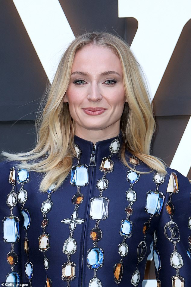 Zvijezda Game of Thrones stilizirala je svoje zlatne haljine na način i naglasila svoje zapanjujuće obilježje dodirom rumenila i ruževa