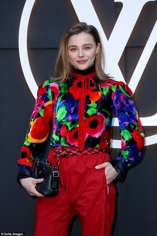 Američka glumica držala je svoje osnovne stvari u crnoj torbi dok je pozirala za kamere