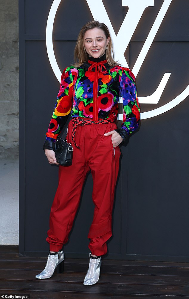 Chloë Grace Moretz stavila je živopisan zaslon u jarko crvenim hlačama i šareni cvjetni vrh s dugim rukavima