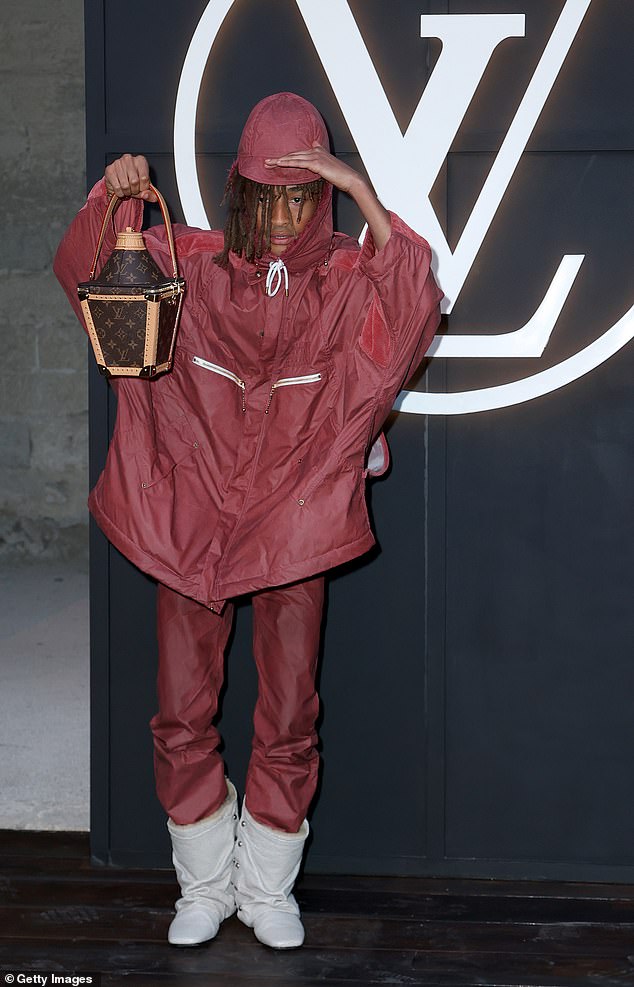 Jaden Smith pokazao je svoj oštri osjećaj stila dok je izišao u crveni anorak i odgovarajućim hlačama