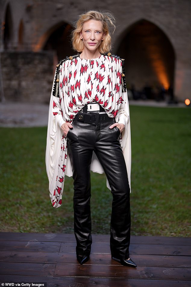 Oblikovala je svoje zlatne brave u prirodnim valovima i pustila da joj odvažna odjeća radi sve razgovor