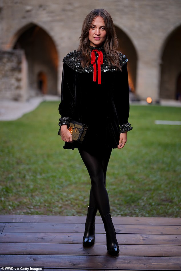 Naglasila je svoje upečatljive značajke sjajnom paletom šminkanja kako bi dovršila svoj ansambl