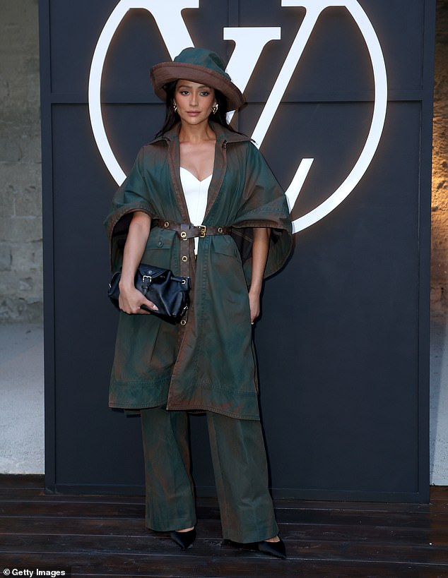 Shay Mitchell pokazala je svoj jedinstveni osjećaj za stil dok je izlazila u zelenom kaputu i širokim hlačama za noge