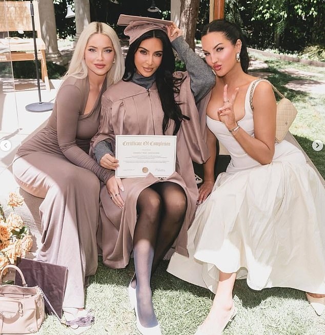 Neki su navijači u odjeljku s komentarima rekli da misle da je diplomiranje na pravnom fakultetu korak ka postajanju predsjednika Sjedinjenih Država i ulazak u Bijelu kuću; Vidjeno s Olivijom Pierson i Natalie Halcro