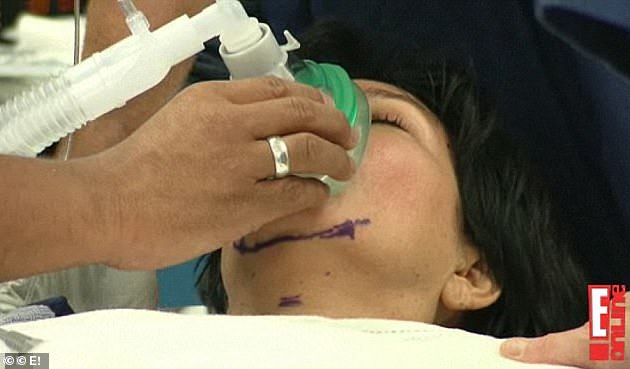 Prije četrnaest godina snimljen je prestravljeni Kris koji je ušao u podizanje lica u svom reality showu, držeći se Kardashians