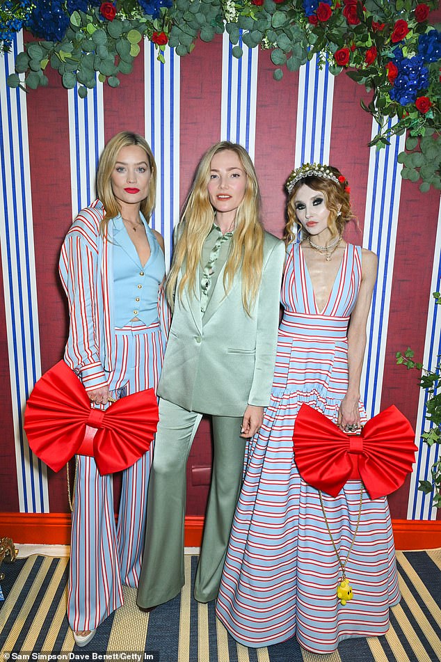 Glumica i manekenka Clara Paget (M), 36, također se pojavila, odlučivši se za jednako upečatljiv izgled u svileno zelenom odijelu