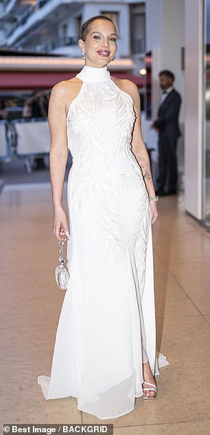 Helen je bila odjevena kako bi impresionirala izlet, pokazujući svoju fenomenalnu figuru u bijeloj haljini od halternecka sa čistom suknjom