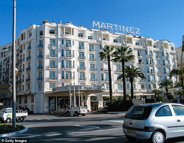 Cijene sobe tijekom festivala počinju od 2.000 funti po noći za Deluxe King Room, a dostižu se do 5.000 funti za apartman