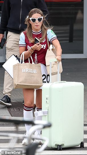 Dotaknuvši se na otok, udružila je majicu West Ham s par kratkih hlača, zajedno s Jarrodovim brojem i čarapama visokim koljenima s podvezicom