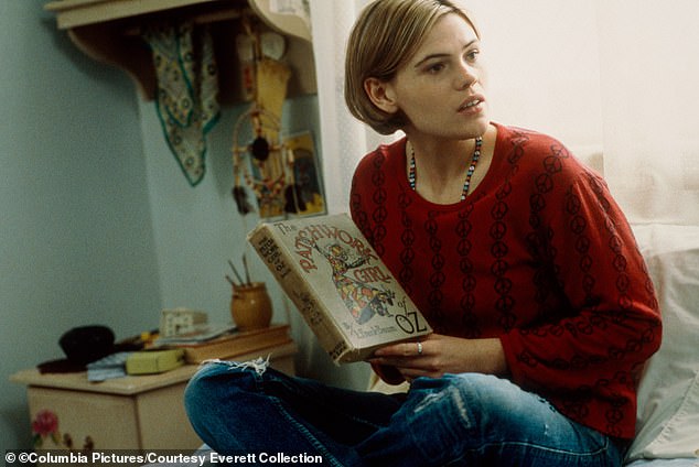 Izgledala je mnogo zreliju dok je sportska odjeća za vožnju u nevolji, u usporedbi s povratkom kad je glumila u kultnoj klasičnoj djevojci iz 1999. godine, prekinuta, u glumi Angelinu Jolie i Winona Ryder, u dobi od 22 godine