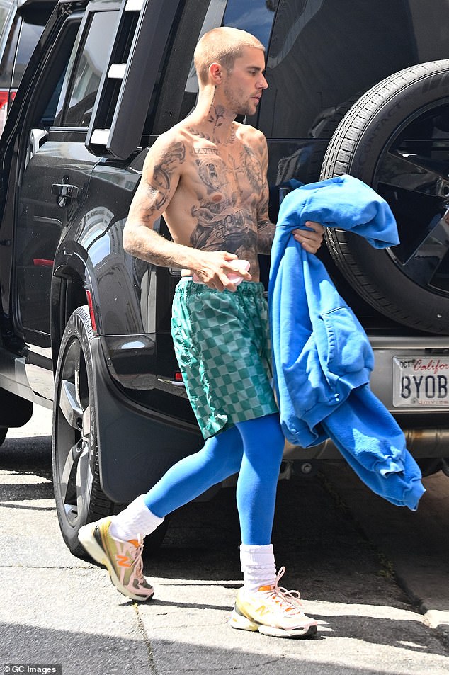 Samo dan ranije, 31-godišnja pop zvijezda viđena je bez rukava tijekom bizarnog izleta u Beverly Hillsu