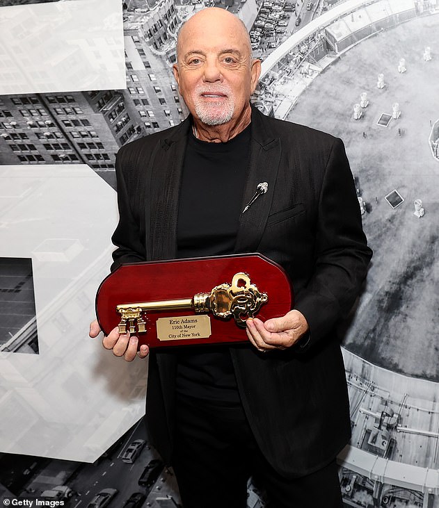 Joel je otkrio da se bori protiv mozga i najavio je otkazivanje svojih nadolazećih koncerata, nakon niza slabih nastupa zbog kojih su obožavatelji bili zabrinuti; (Viđeno u srpnju 2024.)