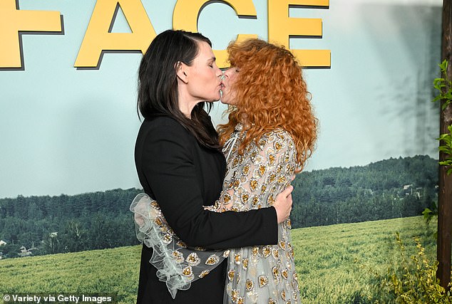 Također je slikala kako ljubi svoju najbolju prijateljicu, zvijezdu poker face Natasha Lyonne, prije nekoliko godina nakon što su ranije napravili zajedno u safičkoj romantičnoj komediji zajedno