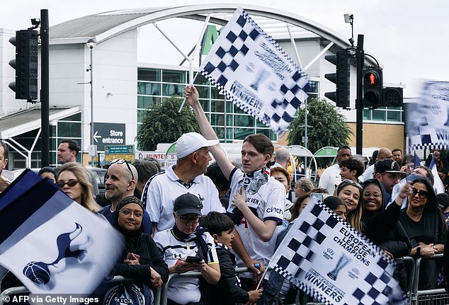 Pobjeda FA kupa Spursa 1991. godine također je obilježena paradom oko starog tla White Hart Lane