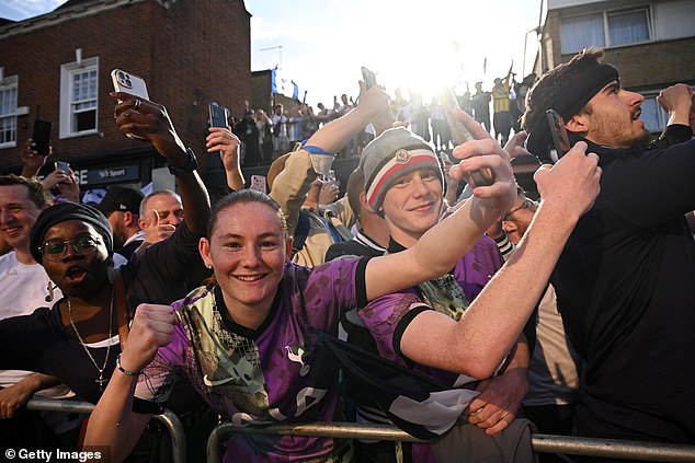 Pristalice su se okupile u svojim tisućama, rasvjetama, mahanjem zastava i pjevama Spurs Spurs