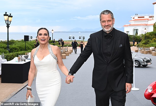 Par, koji dijeli troje djece, činio se kao mladenci, držeći se za ruke dok su se kretali prema hotelu za podružnice du Cap-Eden-Roc