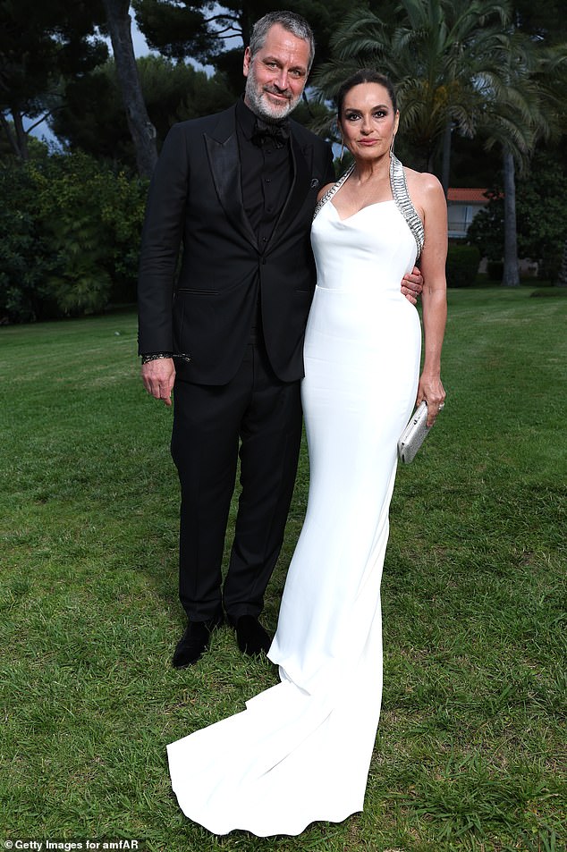 Izvikujući dobrotvornu organizaciju, Hargitay je napisao: 