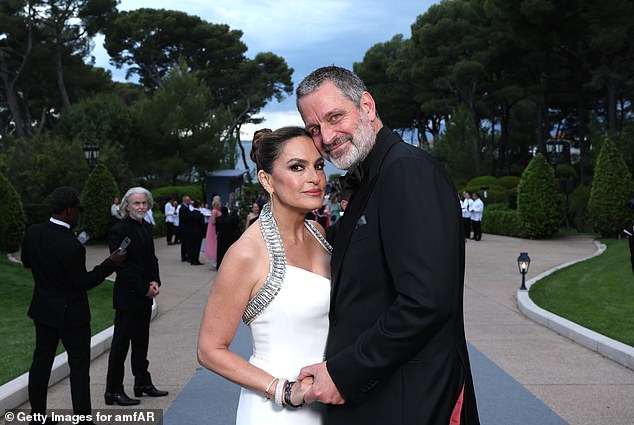 Dijeleći fotografiju sebe i Hermanna na društvenim mrežama, Hargitay je odigrao svadbeni izgled para označavajući fotografiju s #ISAIDYES, koju mnoge buduće mladenke koriste kako bi najavili svoje angažmane