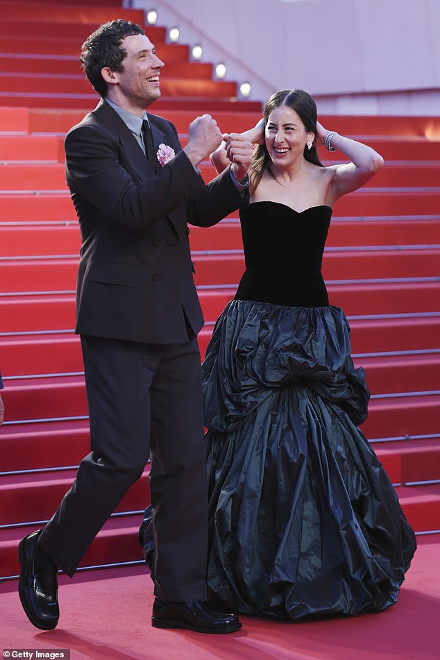 Par, koji glumi muž i supruga u novom filmu The Mastermind, podijelio je slatku razmjenu i oduzeo trenutak dok su igrali svoj zaslonski identitet i kemiju