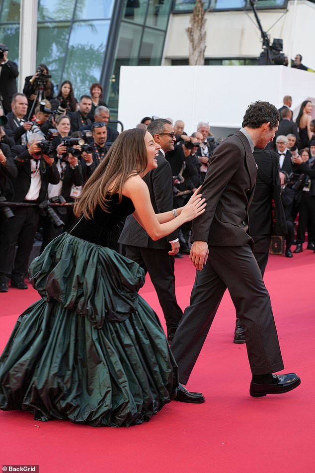 Gledajući uber glamurozno u crnoj i zelenoj haljini Louis Vuitton na Croisette, pjevačica Haim predstavila je predstavu o uvođenju svoje zvijezde, nastavila se igrati više simpatičnih trenutaka, dok je par krenuo prema crvenom tepihu, smijući se i šaleći