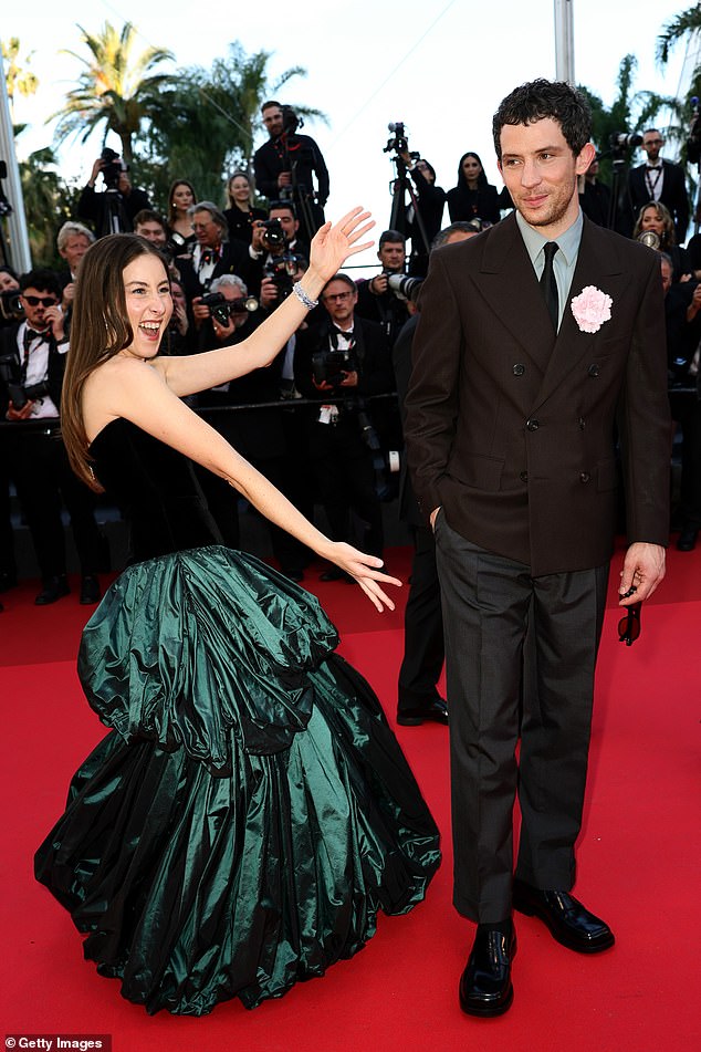 Pobrinite se da ona i Josh dobiju malo pozornosti u sobi prepunu zvijezde s A-liste Alana, razigrano je 'predstavila Josh fotografima tijekom sjajne premijere u petak