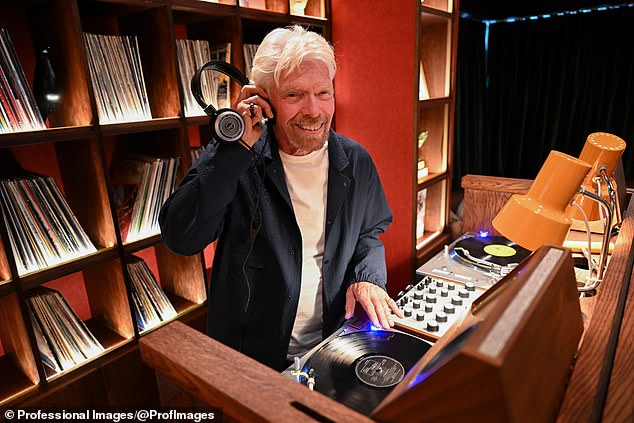 Branson je ekskluzivno razgovarao s DailyMail.com na otkrivanju Virgin Hotel London-Shoreditch's potpuno novog novog slušanja skrivenih žljebova krajem travnja