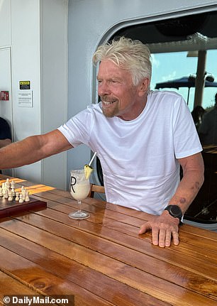 Branson je započeo svoj dan 8. svibnja s Piña Coladom dok je pozdravljao novinare tijekom susreta i pozdravio na Valiant Lady na Bahamima Virgin Voyages '