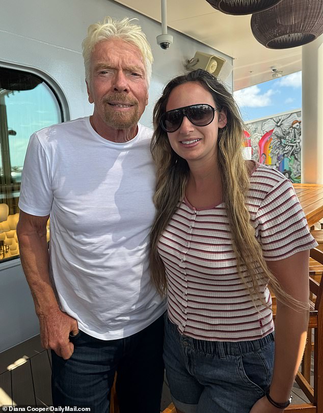 Prijateljski poduzetnica trebala je neko vrijeme da fotografira s navijačima na brodu za krstarenje (na slici s novinarkom Dailymail.com Diana Cooper)