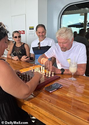 Povremeni susret i pozdrav uključivali su improviziranu šahovsku igru ​​- njegovu omiljenu igru!