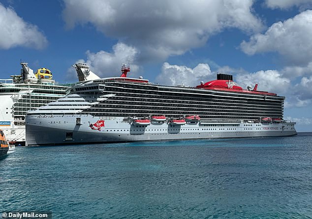 Richard je iz Miamija uzeo mornarsko avion kako bi proveo dan na Bahamima s mornarima na Virgin's Celebration Put, koji je 4. svibnja otplovio iz Miamija