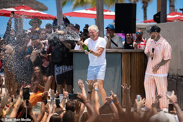 Osnivač Virgin Group iznenadio je gomilu prskajući bocu šampanjca u bazen