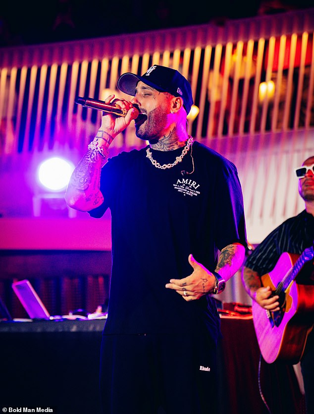 Dok se Richard na večer krenuo natrag u Miami, pjevač Nicky Jam preuzeo je gornju palubu broda za krstarenje dok je izvodio svoje reggae ljestvice na vrhu ljestvice