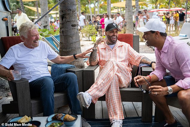 Dok je bio u Biminiju, Branson je uhvatio pjevačicu Nicky Jam i izvršni direktor Virgin -a Nirmal Saverimuttu