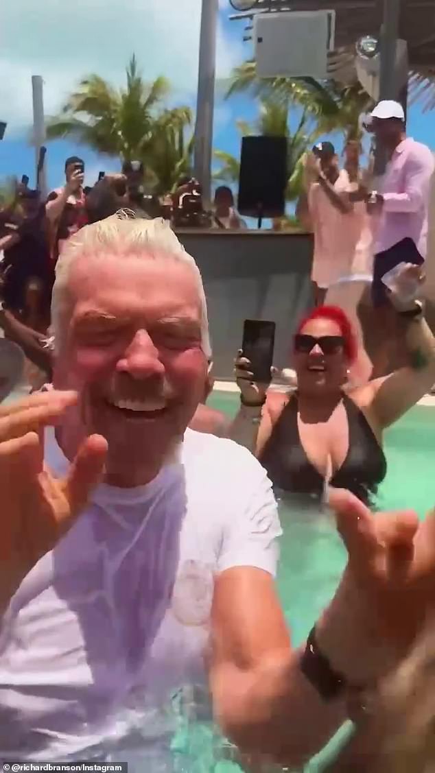 Branson se socijalizirao sa mornarima u bazenu nakon što je skočio u njega