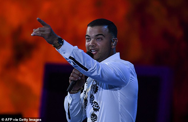 Radio dvojac tada je momka dobio na red i nije mu trebalo puno uvjerljivog da prihvati ponudu