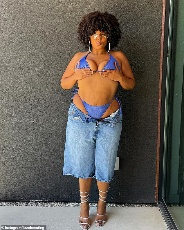 Jedan izgled bio je svjetlucav, čvrsti plavi bikini koji je naglasio nedavni dramatični mršavljenje zvijezde zvijezde