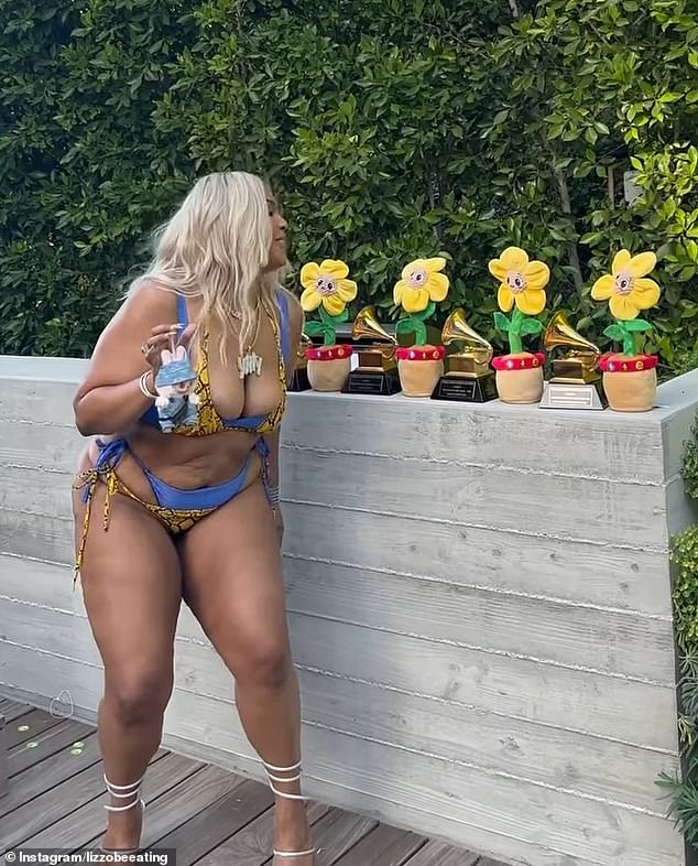 U zasebnom postu, pjevačica je na vrhu plave složila žuti bikini za tisak i dodala periku platine plavuše