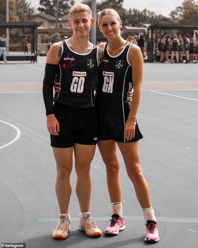 Igrač ne-binarnog netball-a David Capron (lijevo) natjecao se u muškim i ženskim natjecanjima, a vjeruje da 