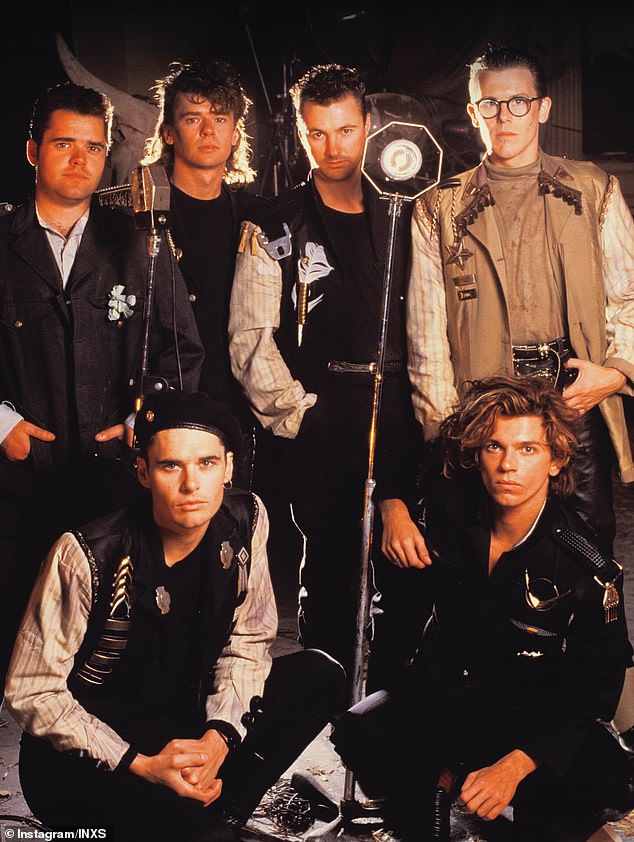 Dolazi nakon što je Hutchenceov bend INXS postigao novi vrh u glazbenim ljestvicama, više od desetljeća nakon što se raspao ikonski australski bend, a 40 godina nakon početnog izdanja njihovog probojnog albuma, Slušajte kao lopove