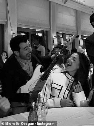 Spustila je kosu i viđena je kako pjeva s bendom uživo