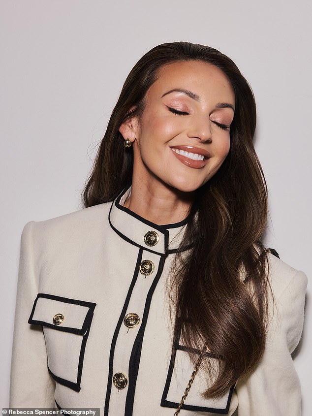 Brassična zvijezda nosila je brinetu u labavim valovima preko ramena i odlučila se za brončani šminkerski izgled