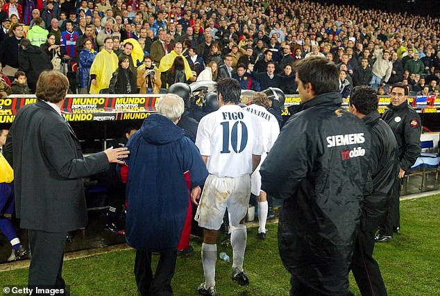 Igra je suspendirana tijekom utakmice na Nou Campu 2002. godine, dok su napetosti plamtene