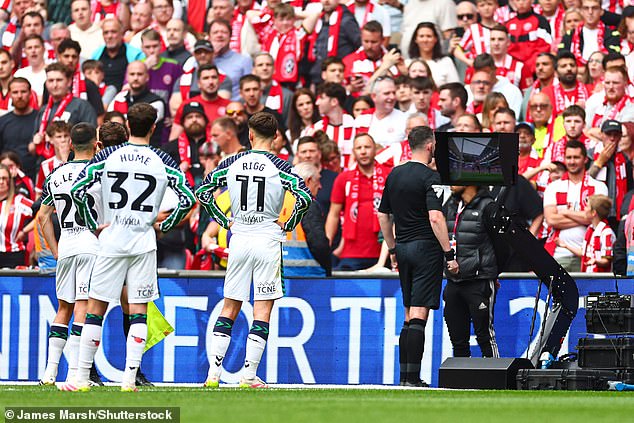 Sudac Chris Kavanagh savjetovao je da provjeri njegov monitor prije nego što ga krene