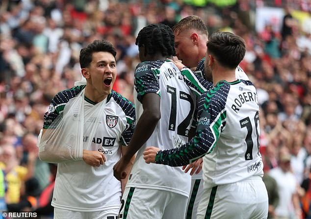 Mayenda se srušila u gornji kut kako bi započela zaokret na nacionalnom stadionu