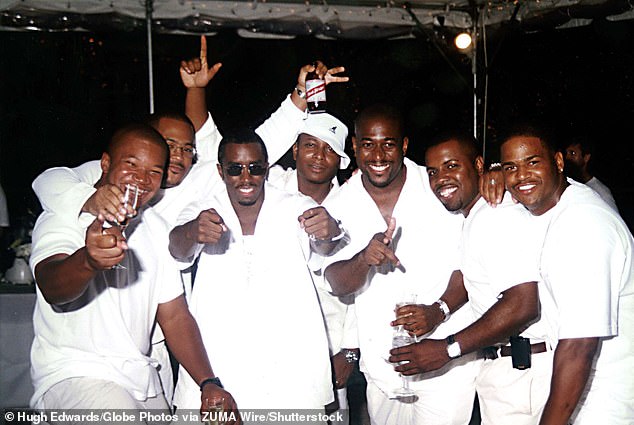 Umjesto da ruča na najfinijoj hrani koja je dostupna, imat će BBQ piletinu, mac i sir, miješano povrće i desert za ručak. Gledano na njegovoj zloglasnoj stranci White Day 1999